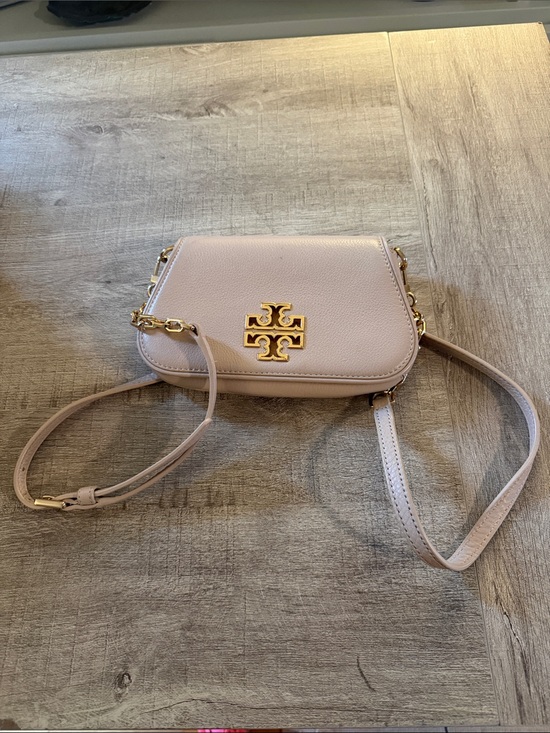 Tory Burch Handbags - Tory Burch Small Crossbody Bag in Light Blush with Gold Logo